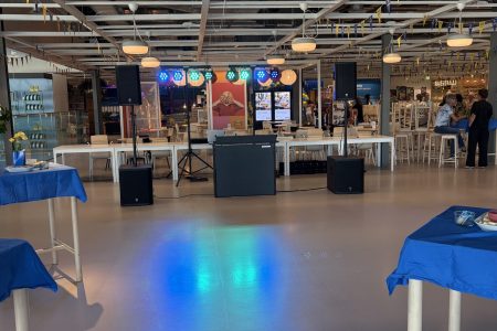 DJ-show met licht en geluid tijdens een bedrijfsfeest
